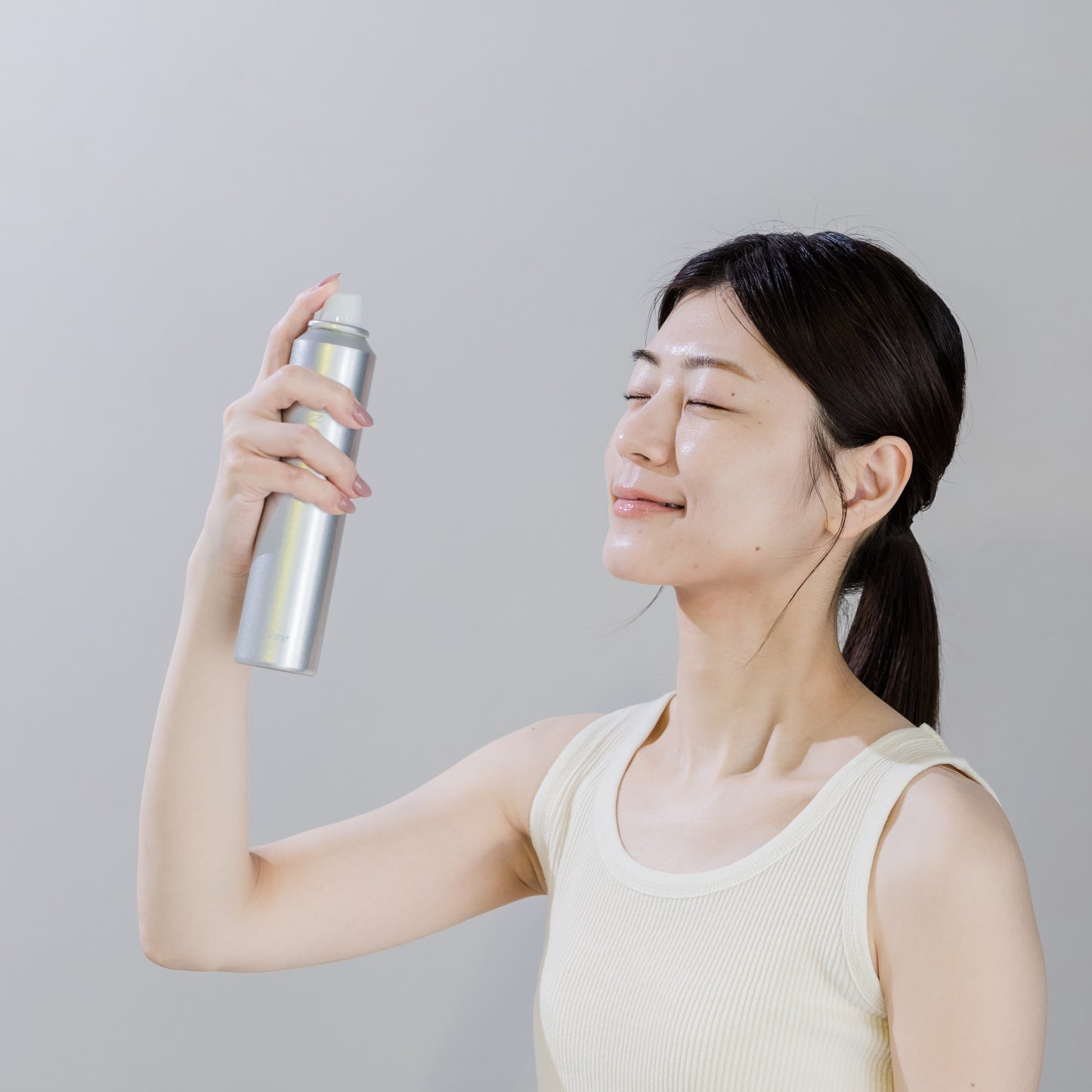 ルリーク ナノスパークリングミストを顔に吹きかけている画像