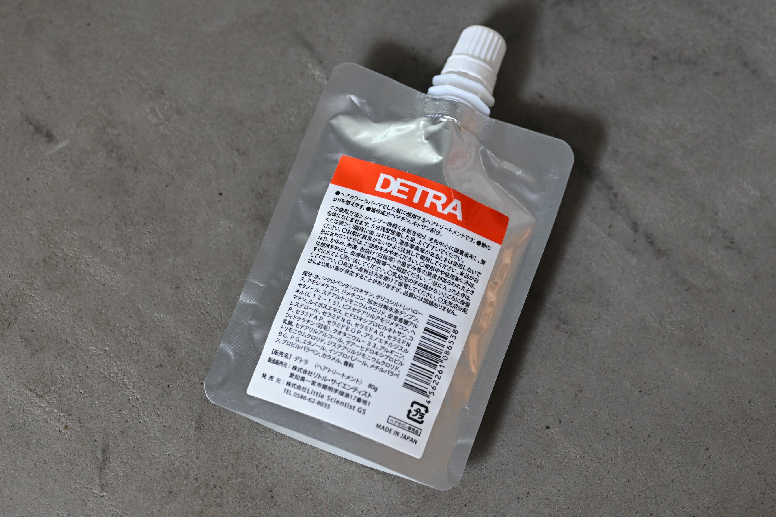 DETRAの商品が平置きされている