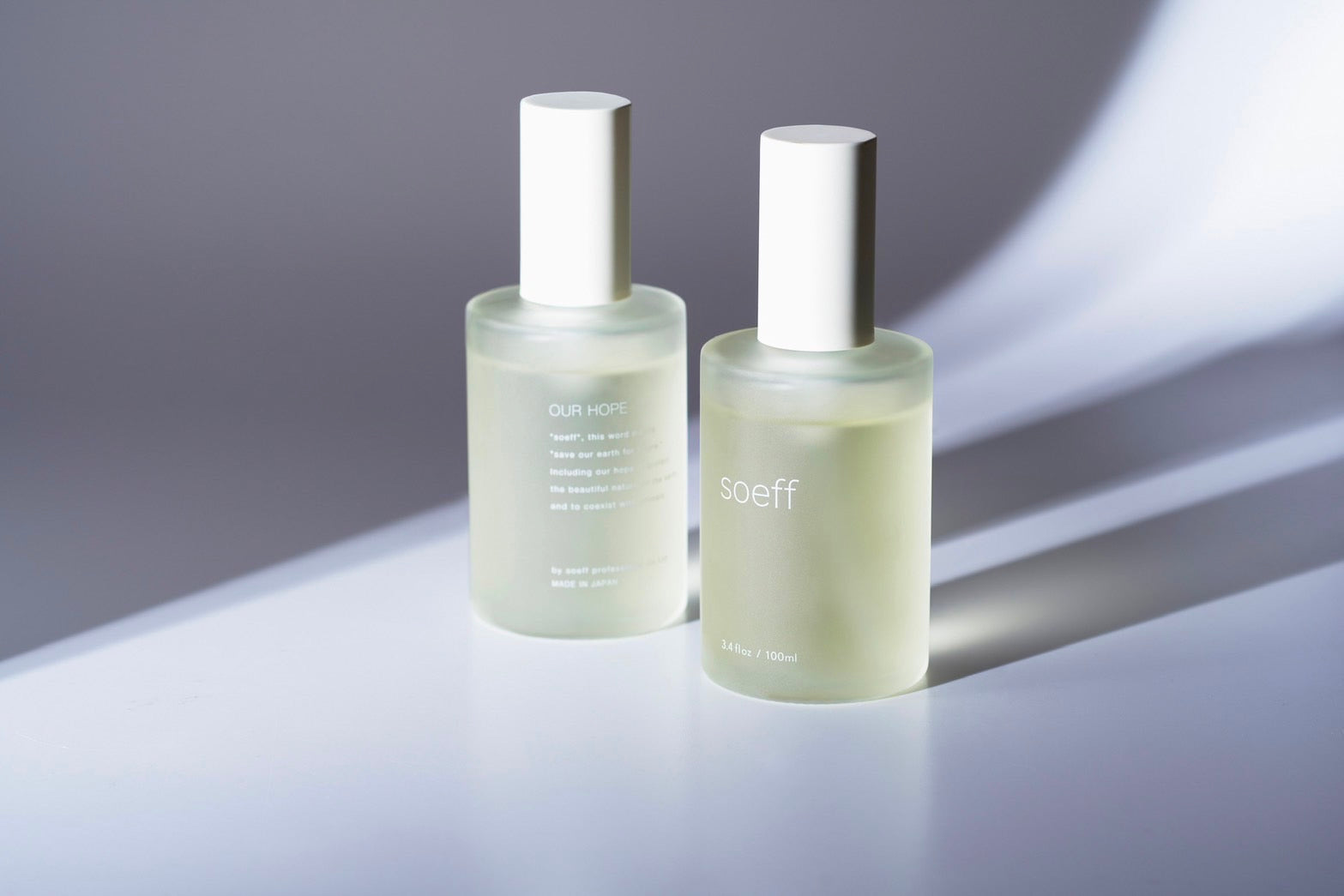 SCENT OILが二つ置かれている