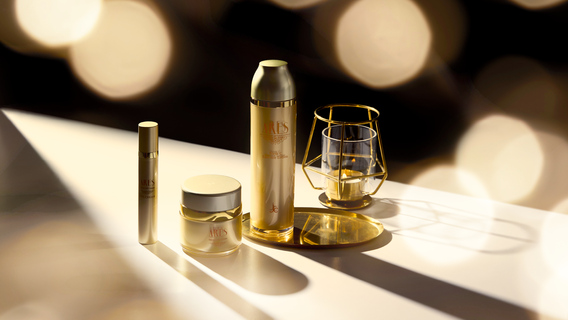 薄暗い部屋の中にARESの商品が照らされている