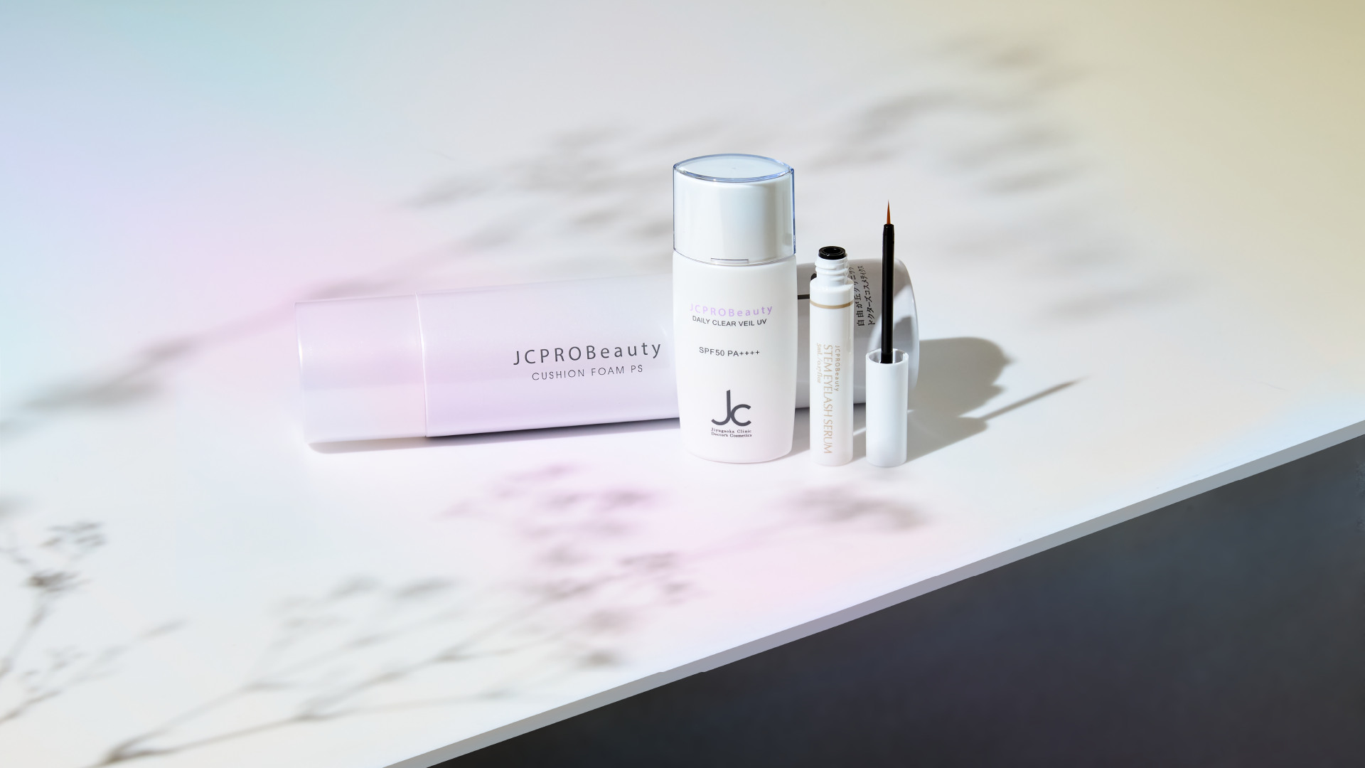 明度の低いパステルカラーの天板の上にJCPROBeautyの商品が置かれている