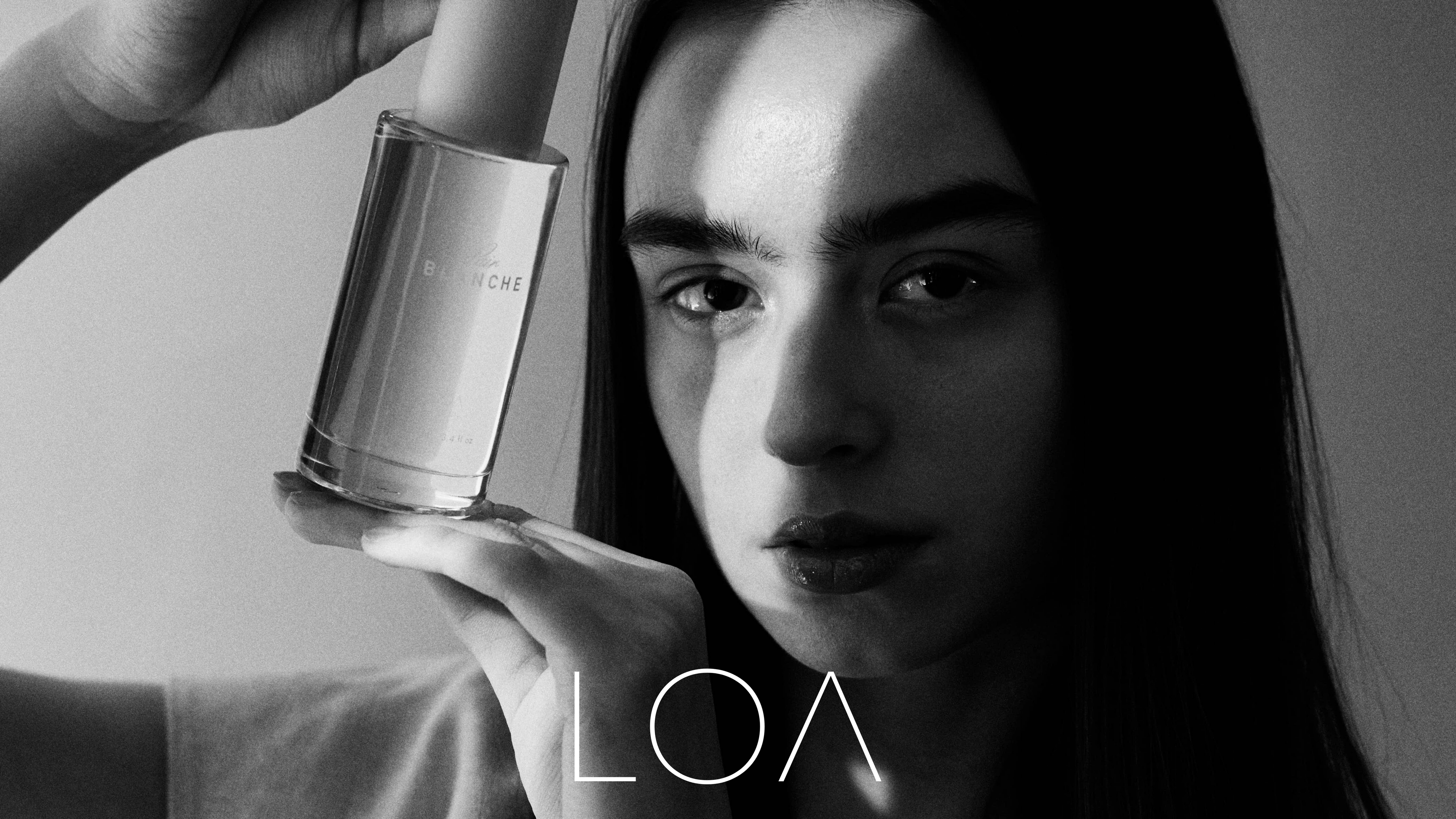 女性がLOAの商品を顔の近くで両手で持っている