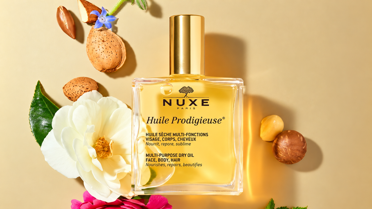 NUXEの商品が平置きされており、周りに椿やナッツが置かれている