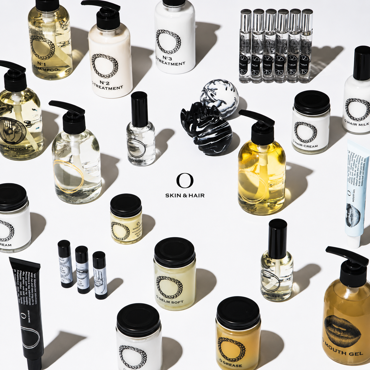 O SKIN & HAIRの商品が等間隔で並んでいる