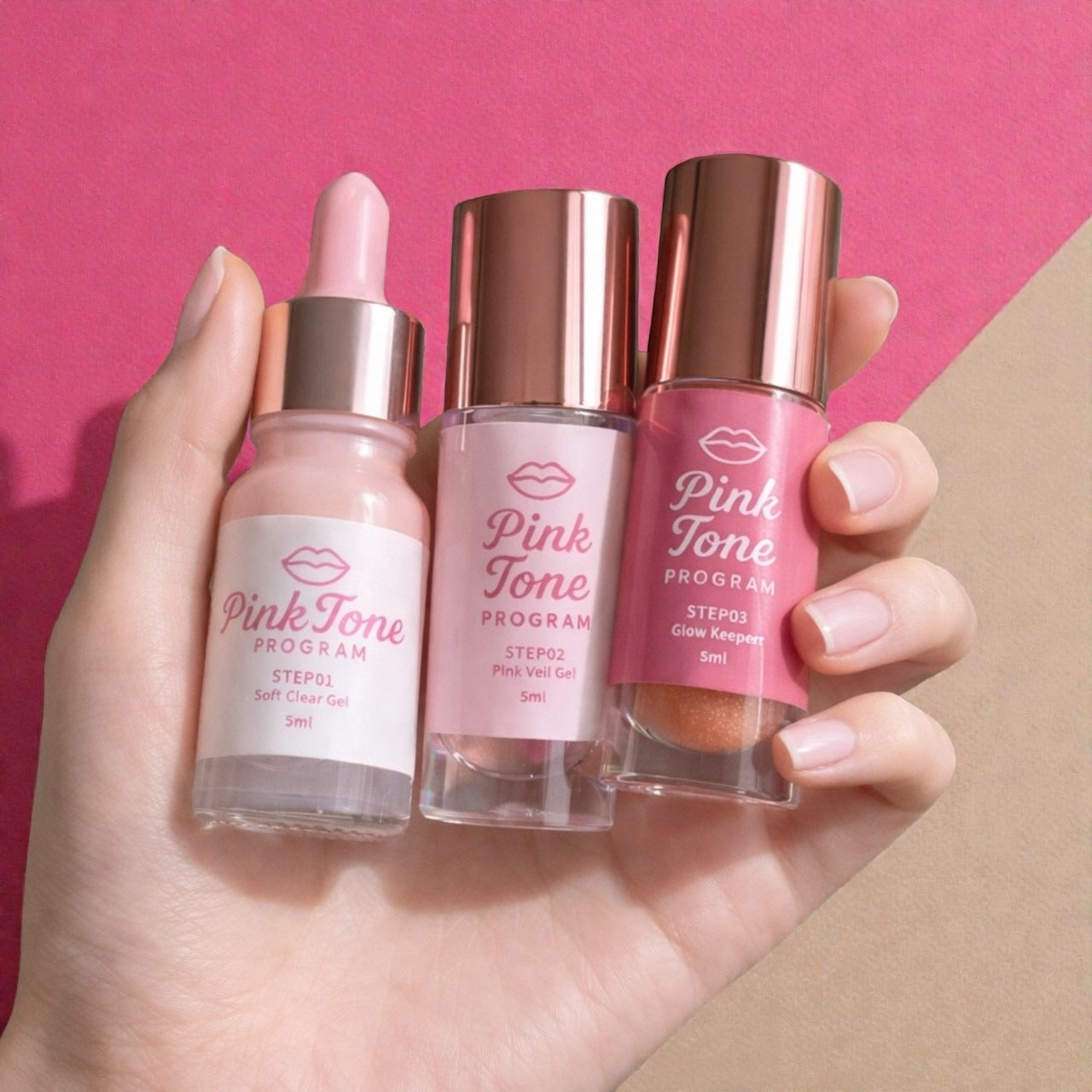 PINK TONEの商品3つを片手で持っている