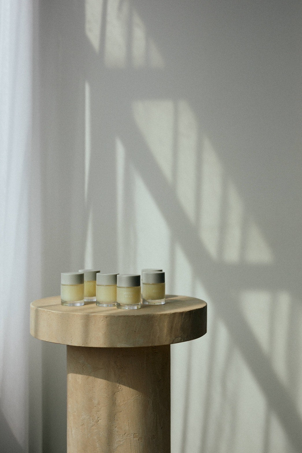 小さなテーブルの上に6つのLOA THE BALMが置かれている