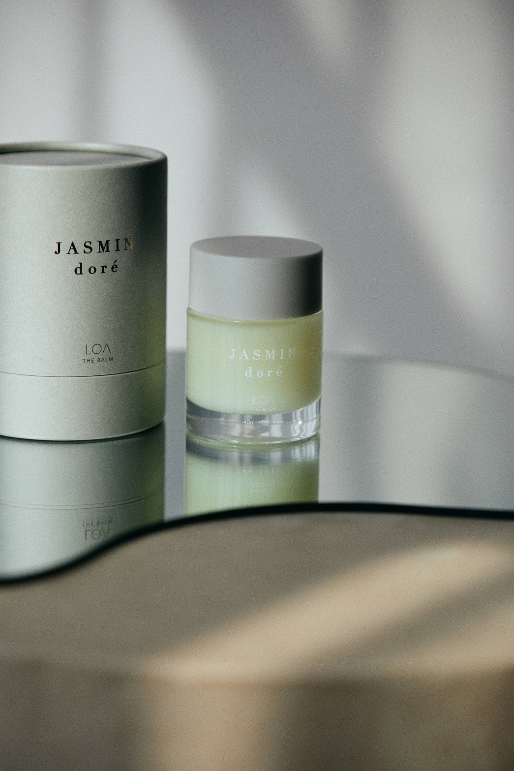 LOA THE BALMの商品が鏡の上に置かれている