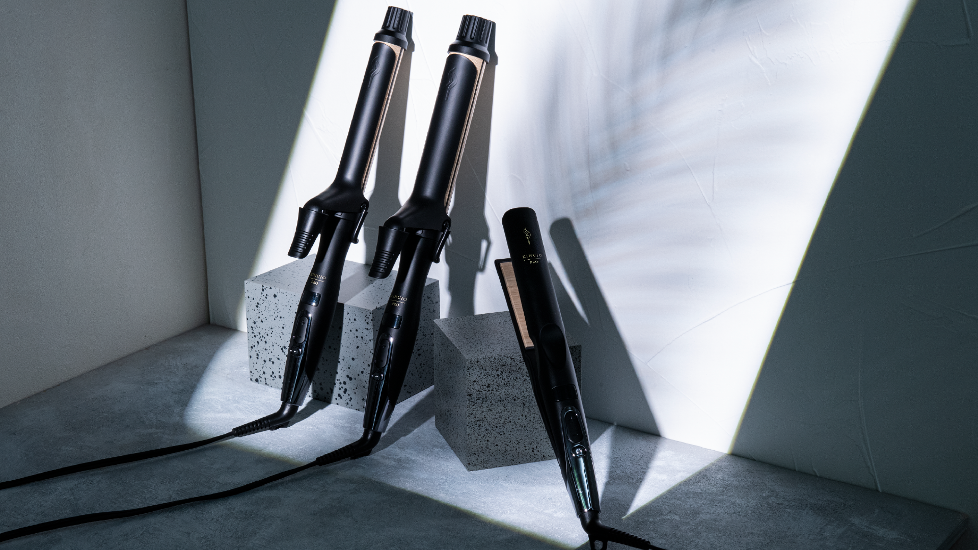 KINUJOの商品が3つ壁に立てかけられている。