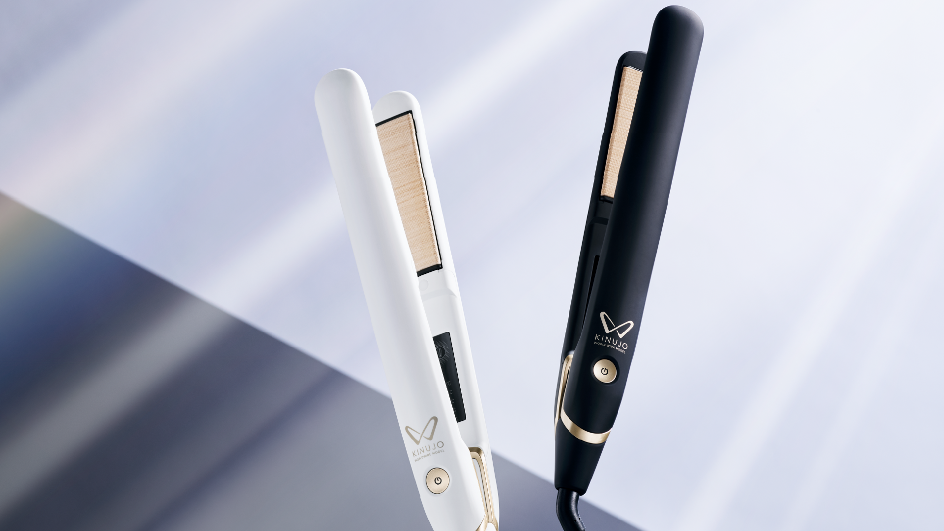 KINUJOのヘアアイロン商品が色違いで並んでいる。