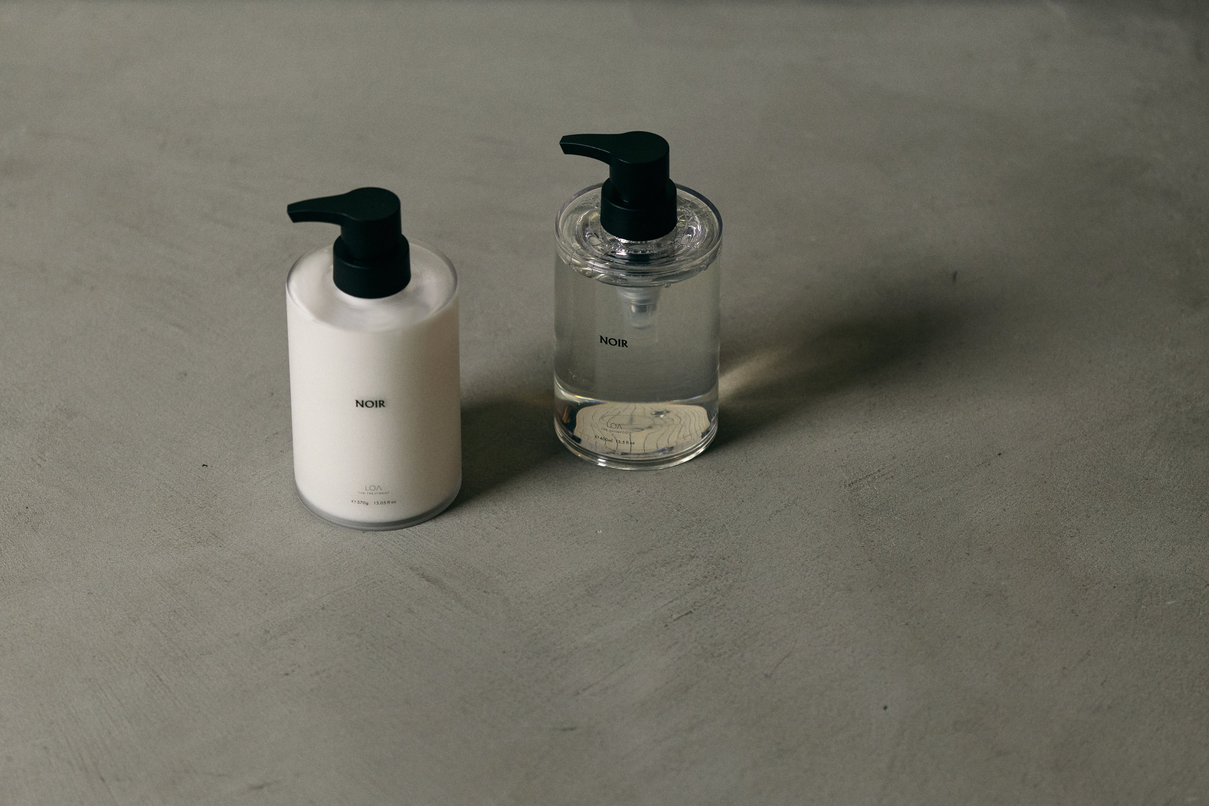 LOA THE SHAMPOO TREATMENTの商品が2つ床に置かれている