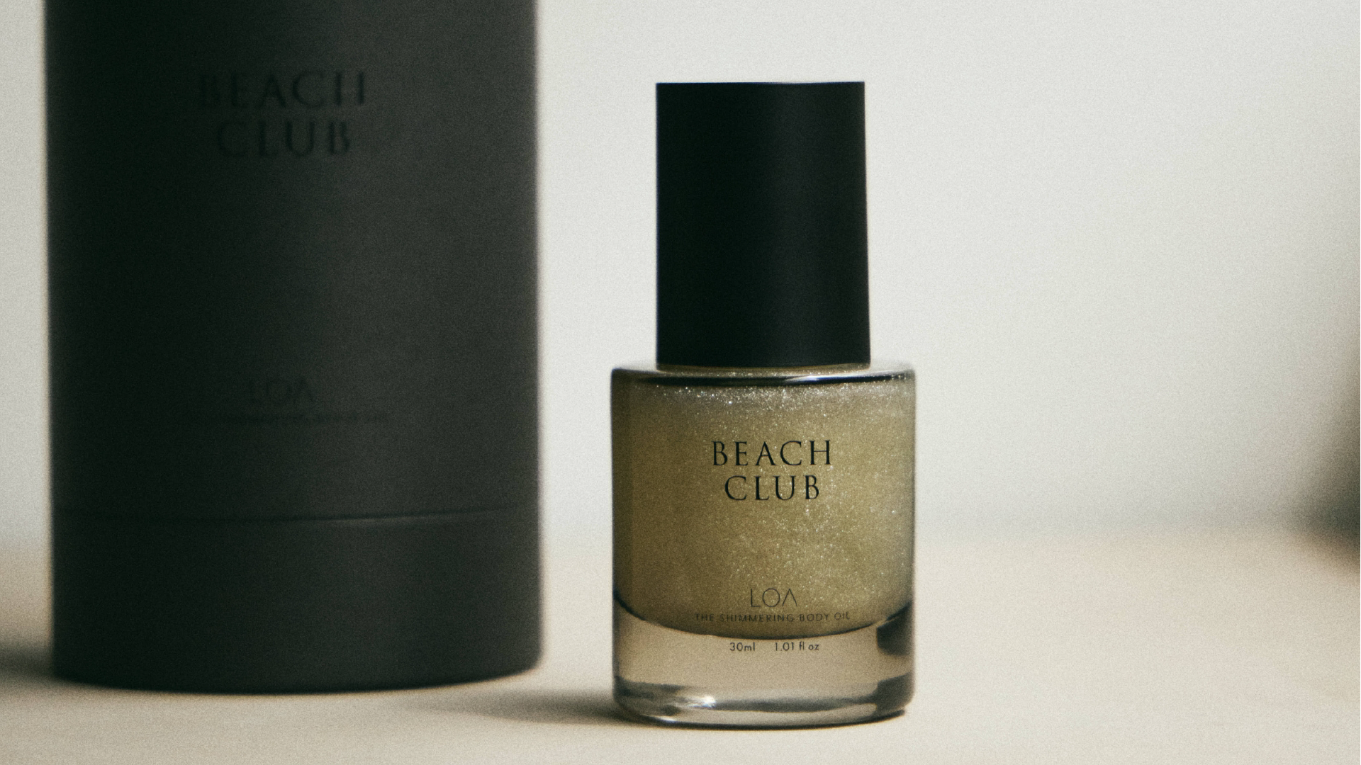 Beach clubの商品と箱が置かれている