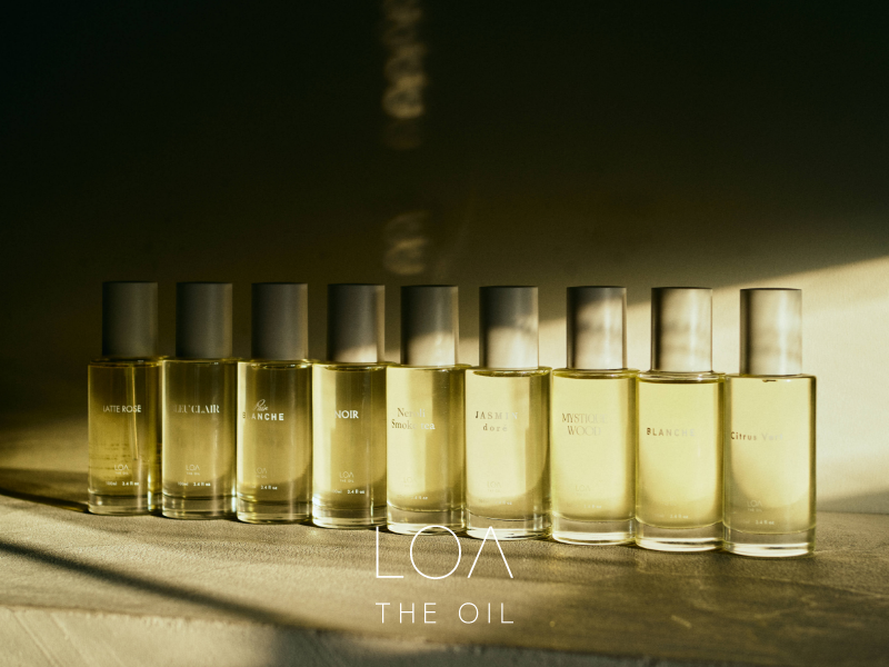LOA THE OILの商品が暗闇の中、陳列されている