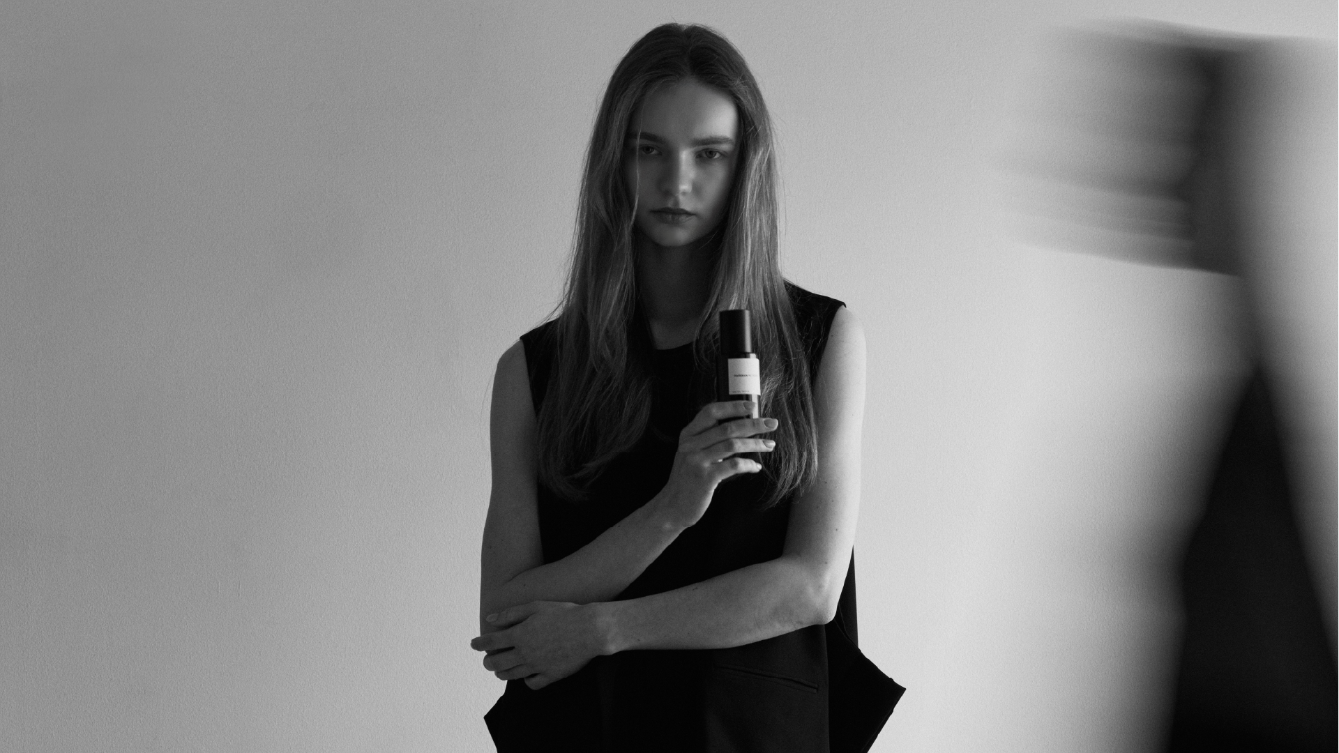 女性がLOA THE OIL PARFUMの商品を一つ持っている