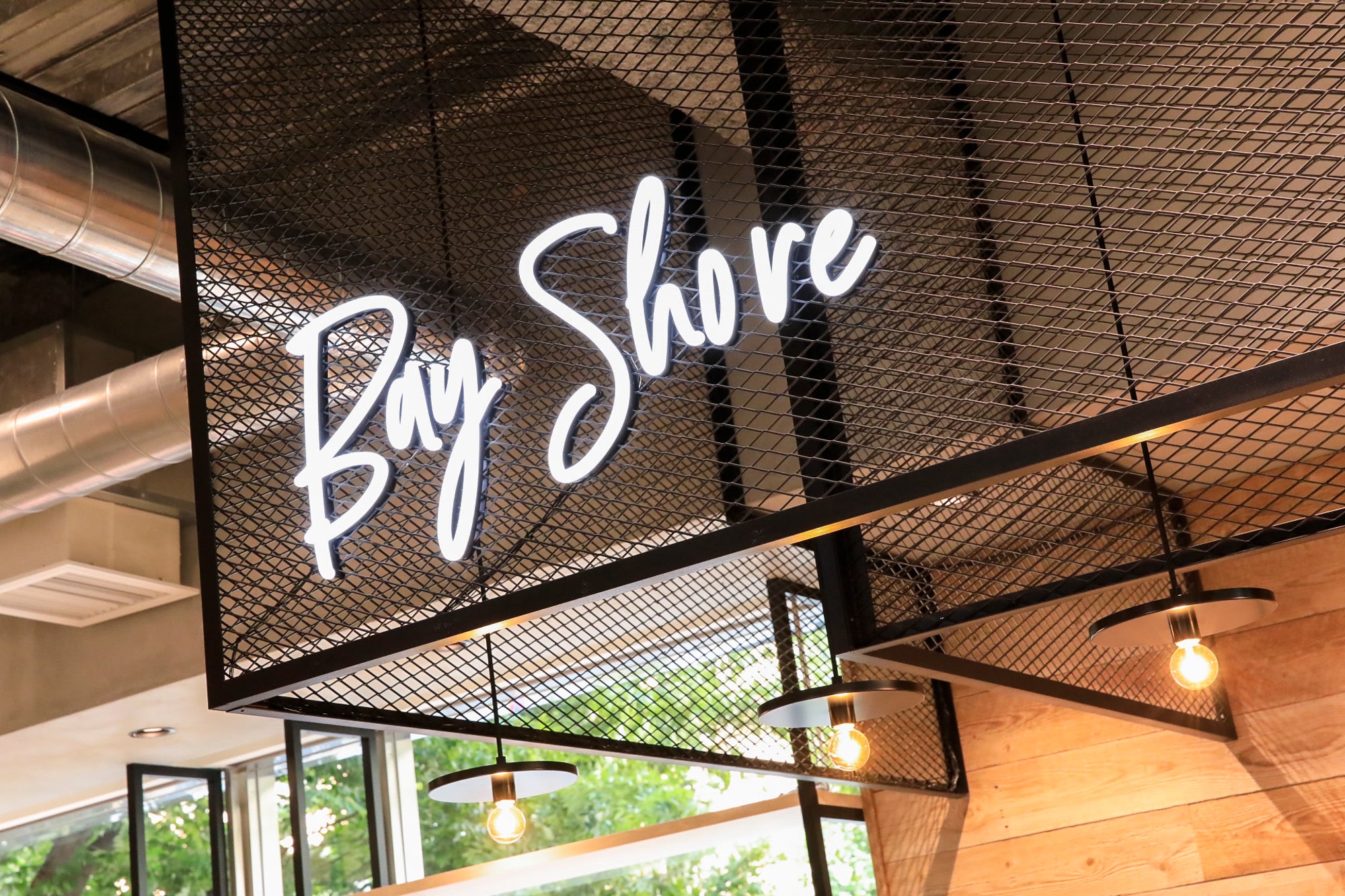 hair resort Bay Shore NYの受付上のサインボード