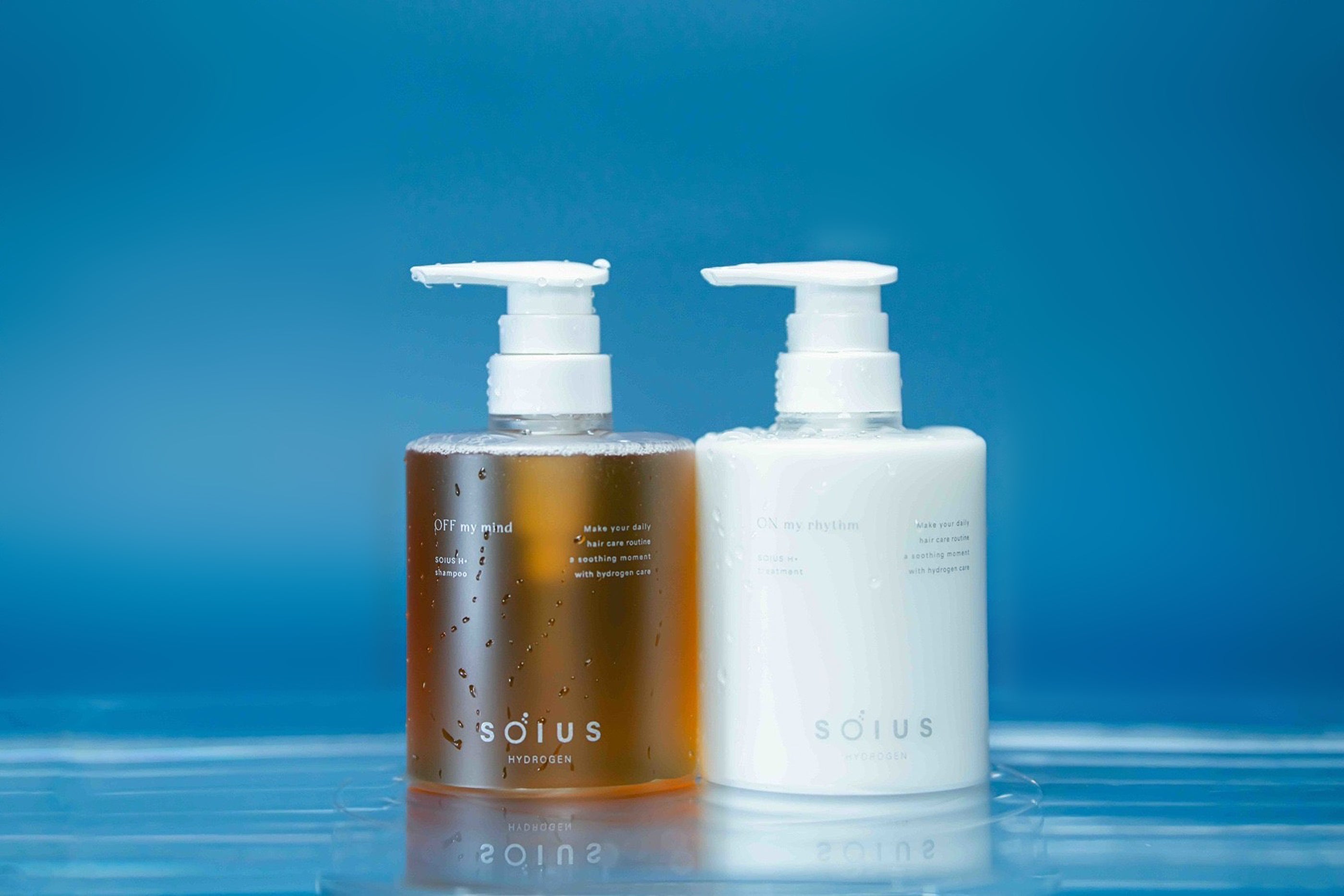 SOIUSの商品2つが水面の上に浮いている