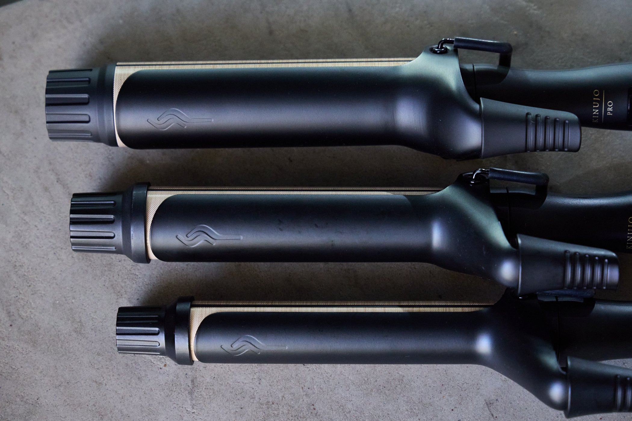 KINUJOのカールアイロンが3つ平置きされている