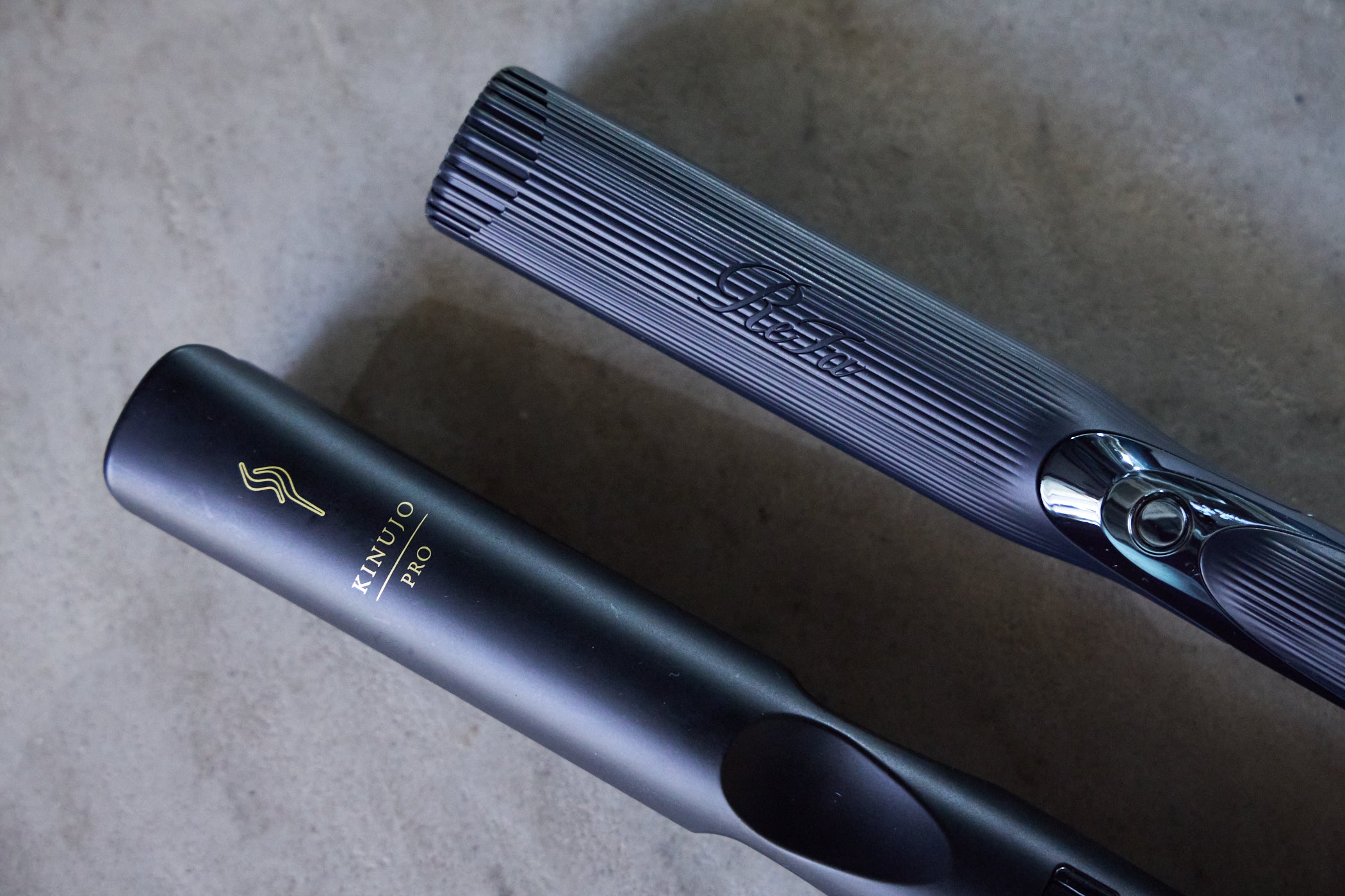 RefaとKINUJOのストレートアイロンが平置きされている