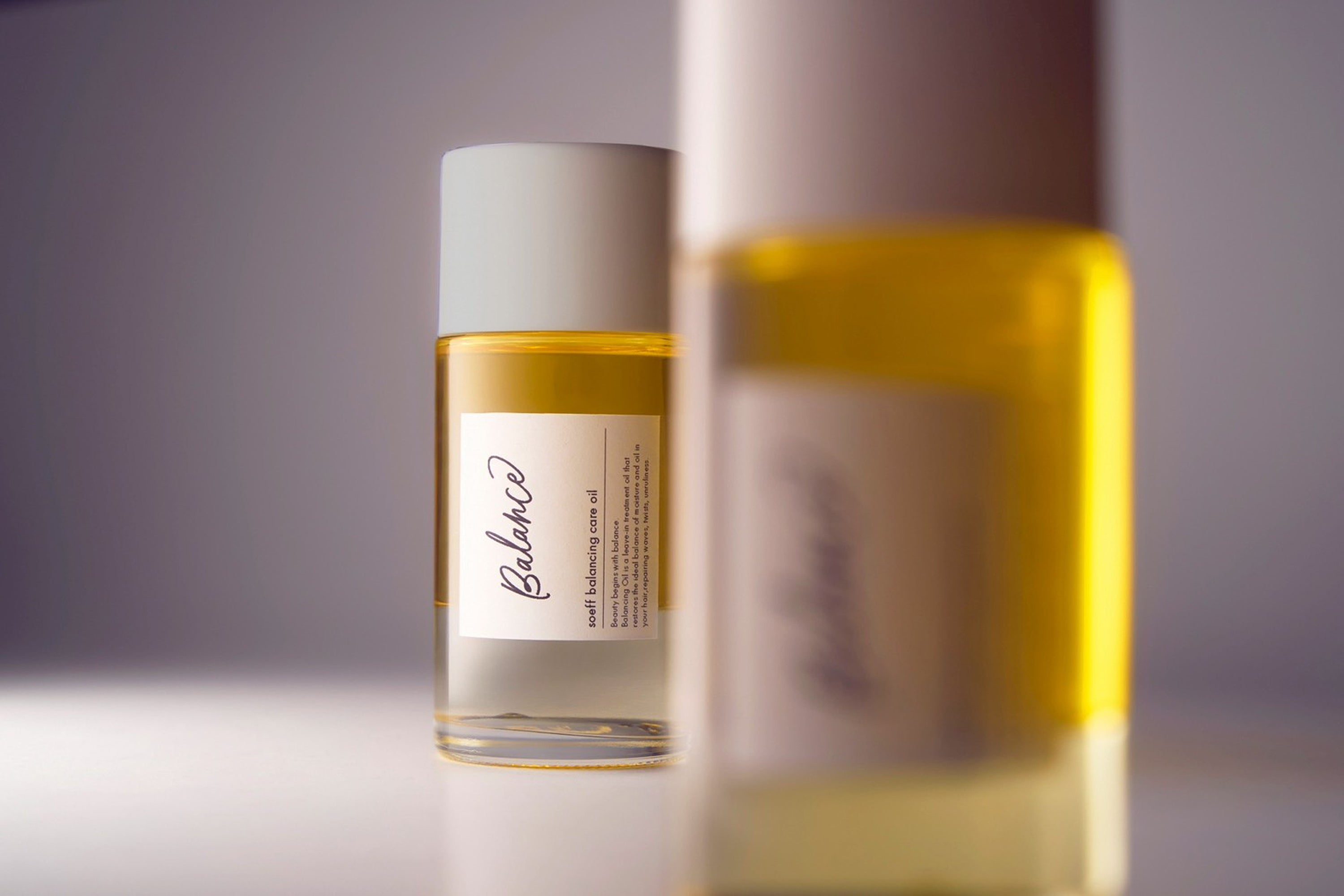 soeff バランシングケアオイルが2つ置かれていて前にあるものはボケていて後ろに置かれているものにピントが当たっている。